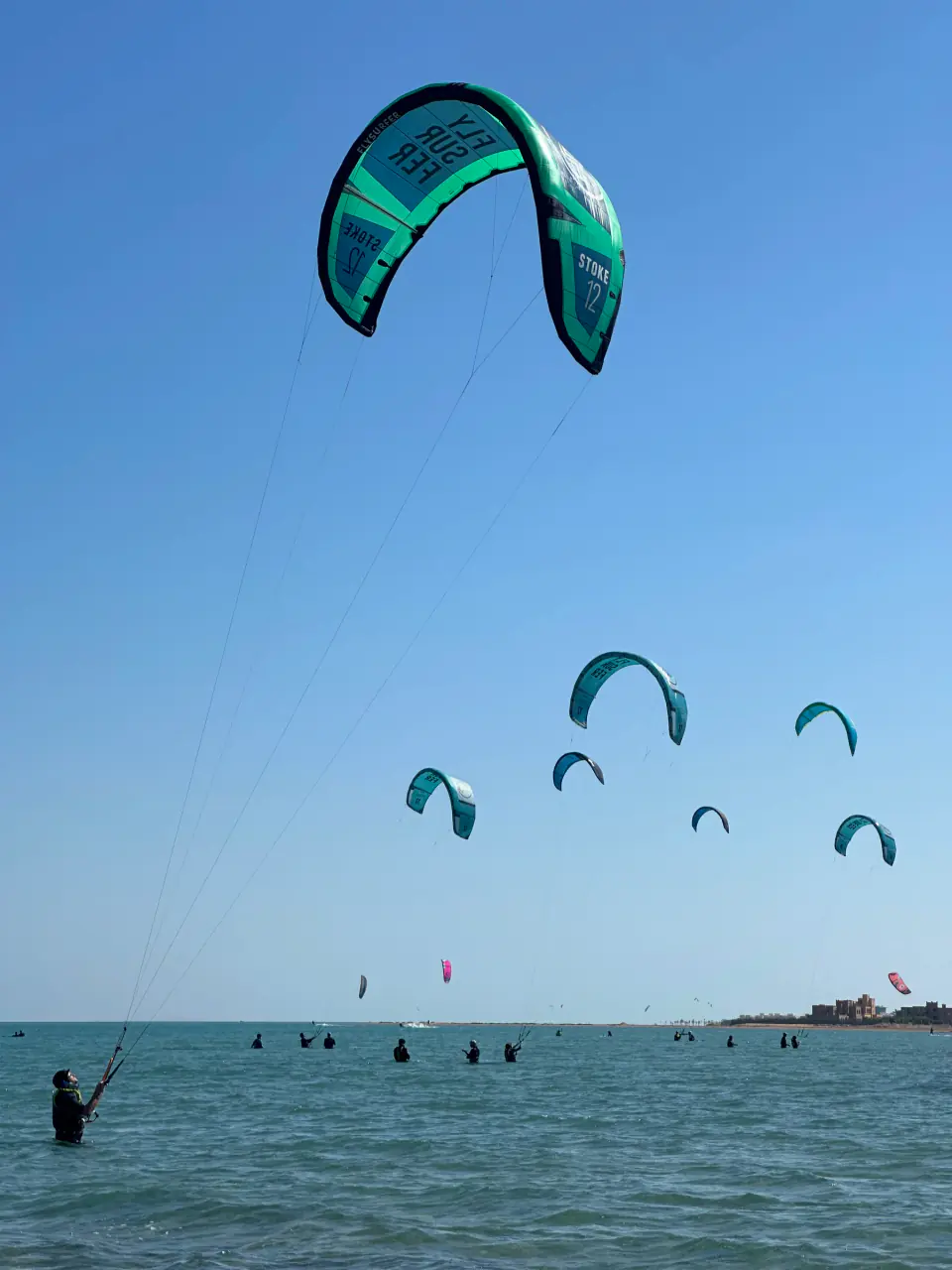 Začátečník se učí ovládat kite v mělké výukové zóně u Kitepower v El Gouně