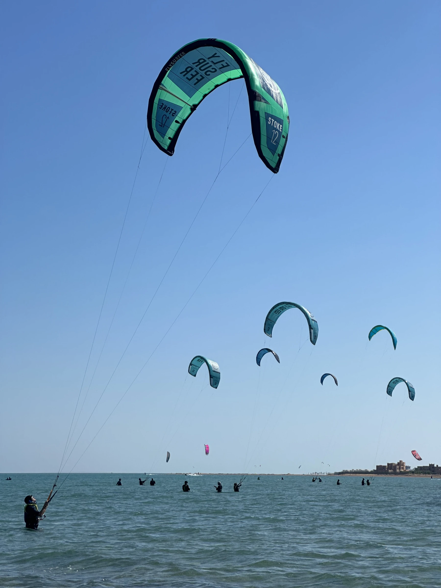 Instruktor Kitepower koučuje začátečníka v prvních přibližně 800 metrech výukové části laguny v El Gouně