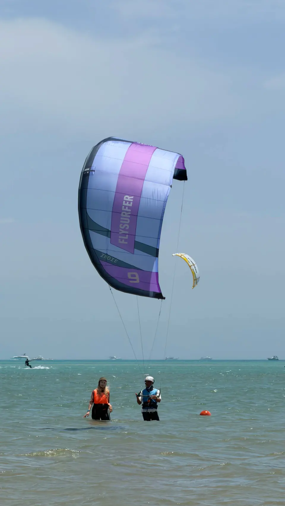 Instruktor Kitepower posuzuje úroveň jezdce v mělké výukové části laguny v El Gouně