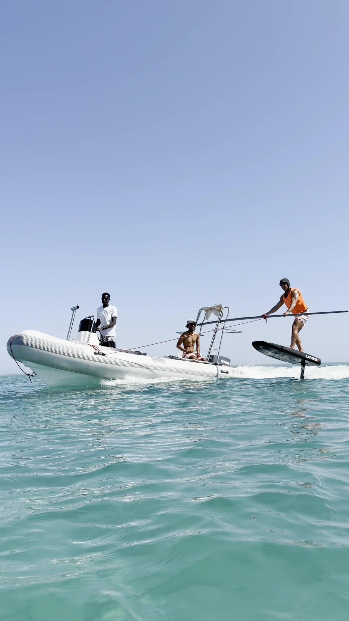 Boat foiling v El Gouně — jezdec letí na hydrofoilu Levitaz v tažení za lodí po rovné vodě laguny
