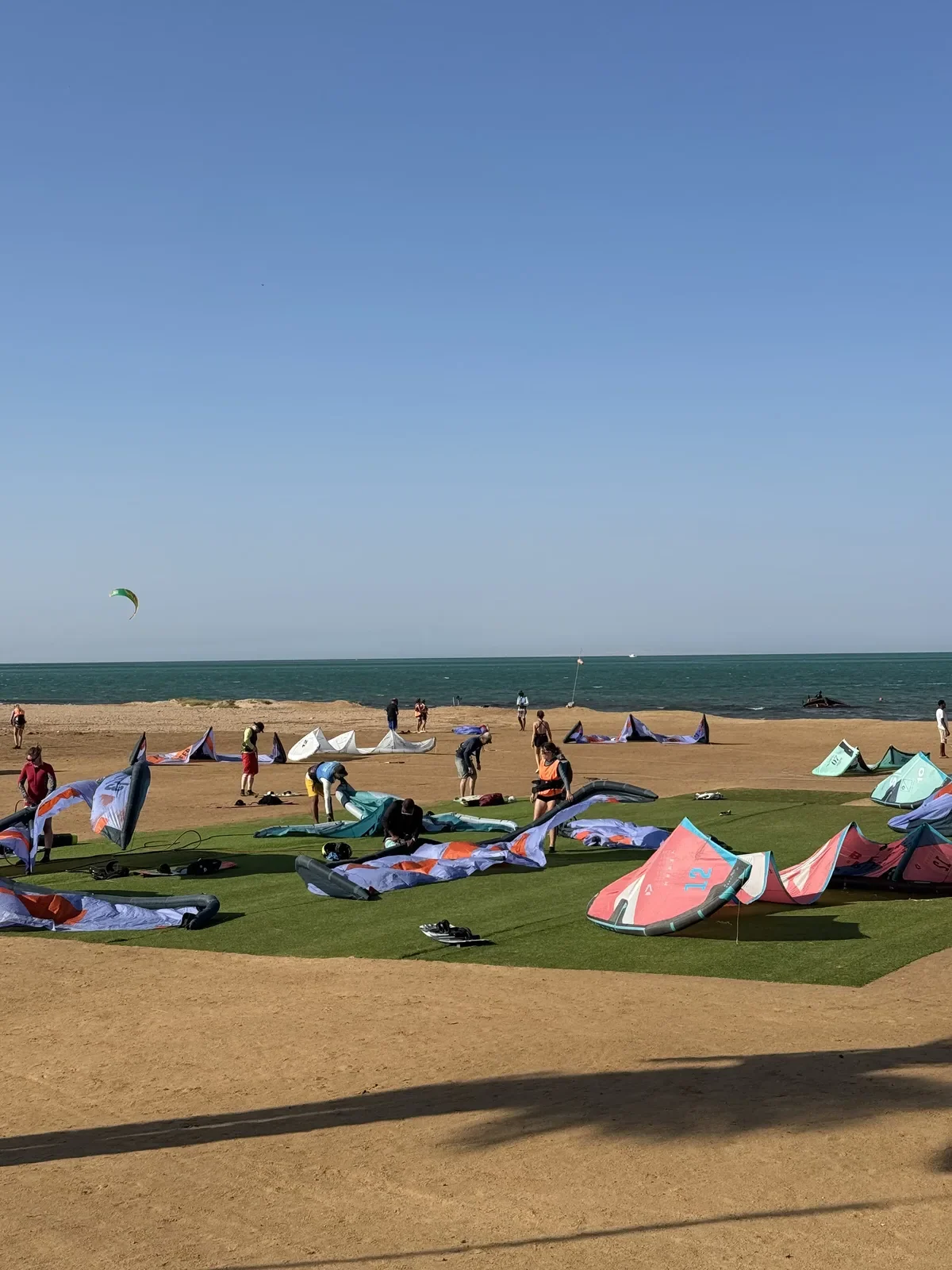 Letecký pohled na kite základnu Kitepower El Gouna s lagunou a plážovým zázemím