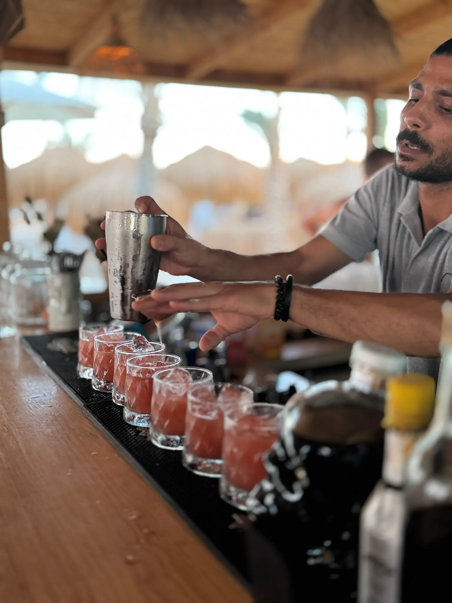 Barman míchá signature koktejl na kite baru SALT v El Gouně