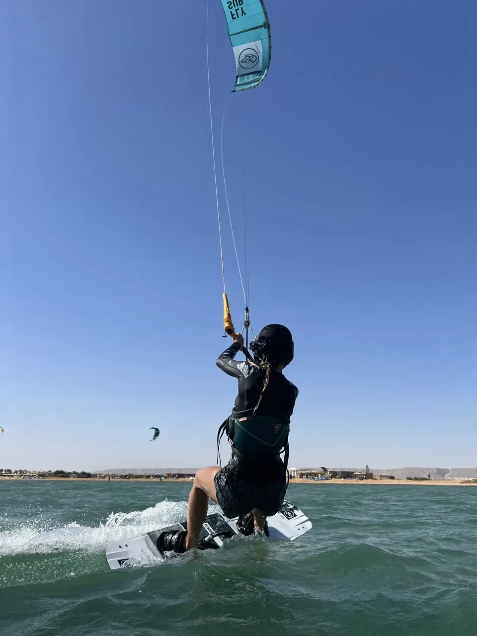 Další krok: Směrem k samostatné jízdě proti větru — výuka kiteboardingu v El Gouně
