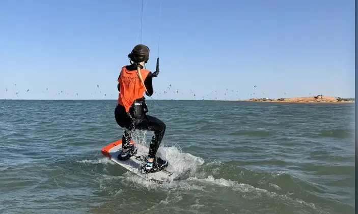 Začátečník se při prvním waterstartu v El Gouně staví na prkno