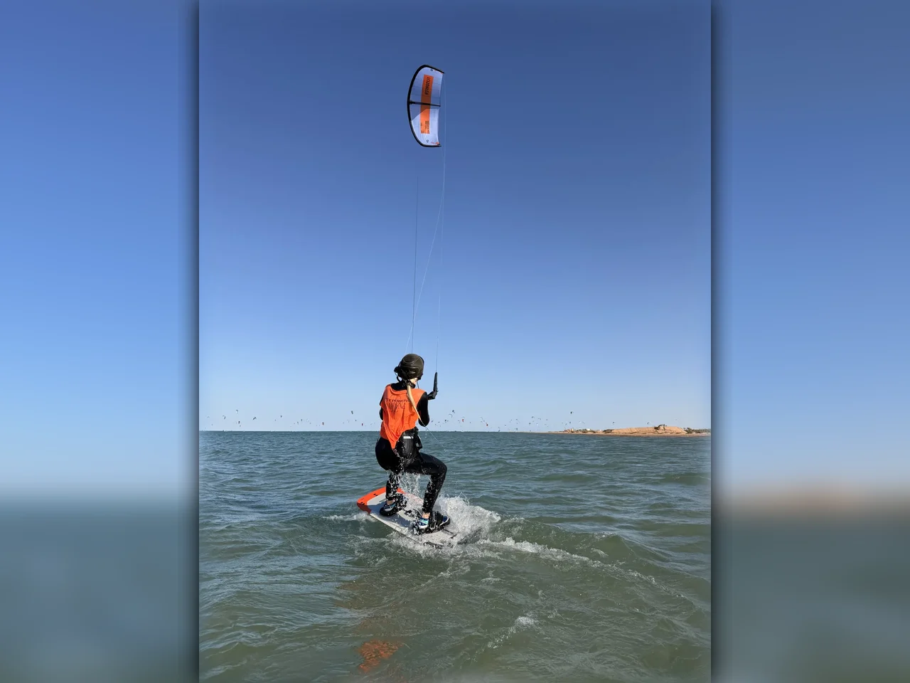 Kitesurfer se učí waterstart v mělké výukové části tyrkysové laguny El Gouny
