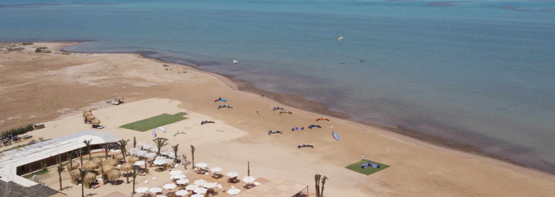 Letecký pohled na tyrkysovou kite lagunu v El Gouně — podmínky z naší aplikace přímo na zápěstí