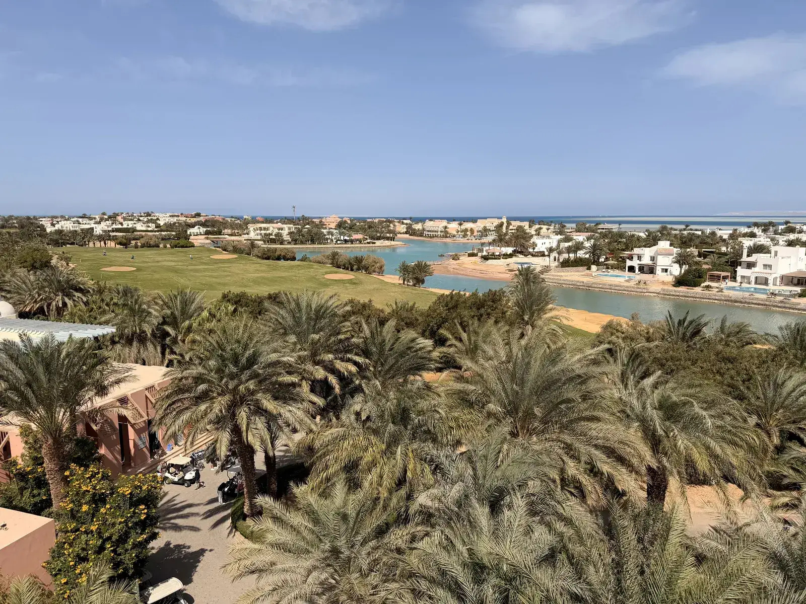 Letecký pohled na El Gounu s lagunami a kanály na egyptském pobřeží Rudého moře