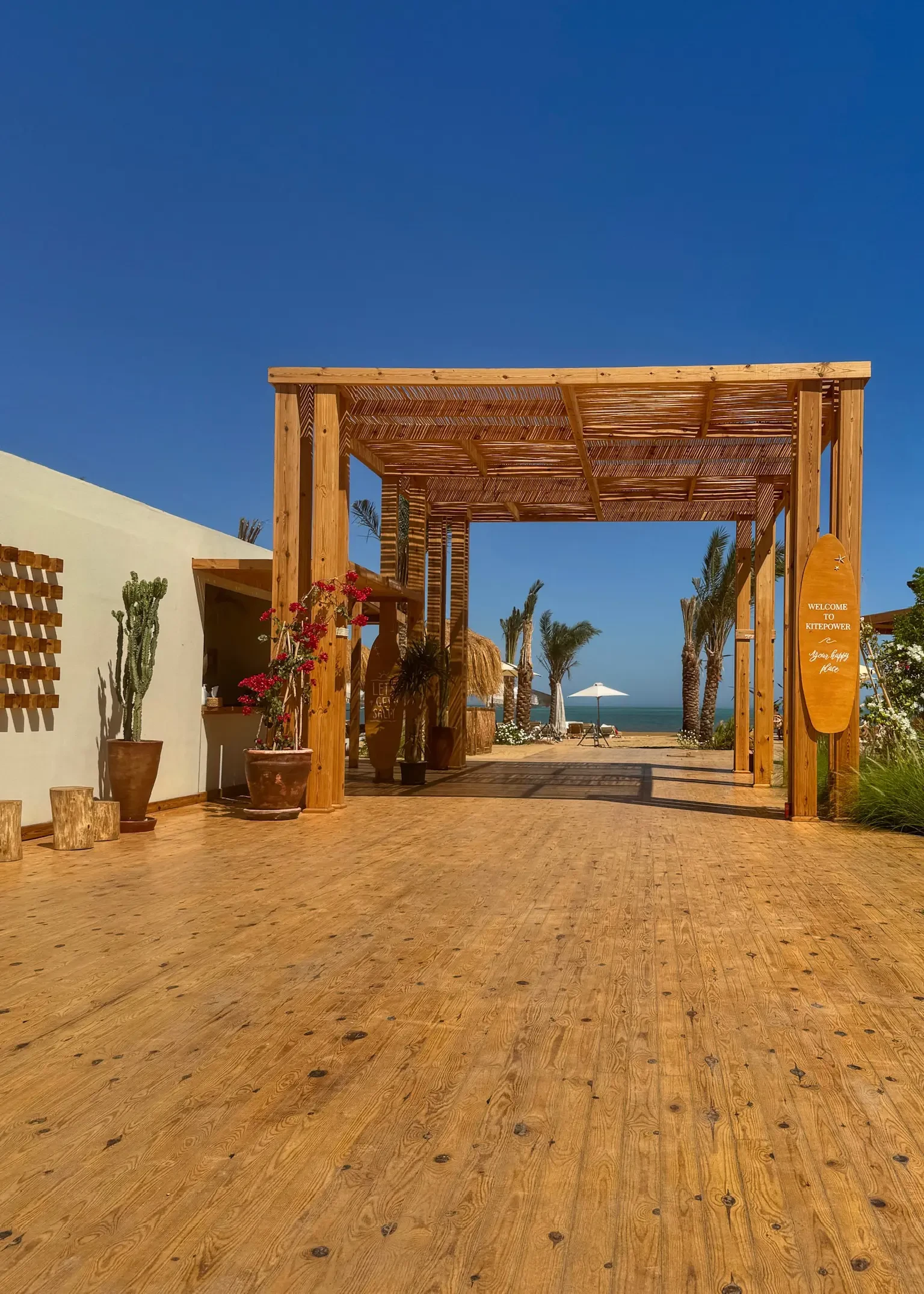 Kontakt Kitepower El Gouna — vstup do kite stanice, v pozadí pláž a laguna