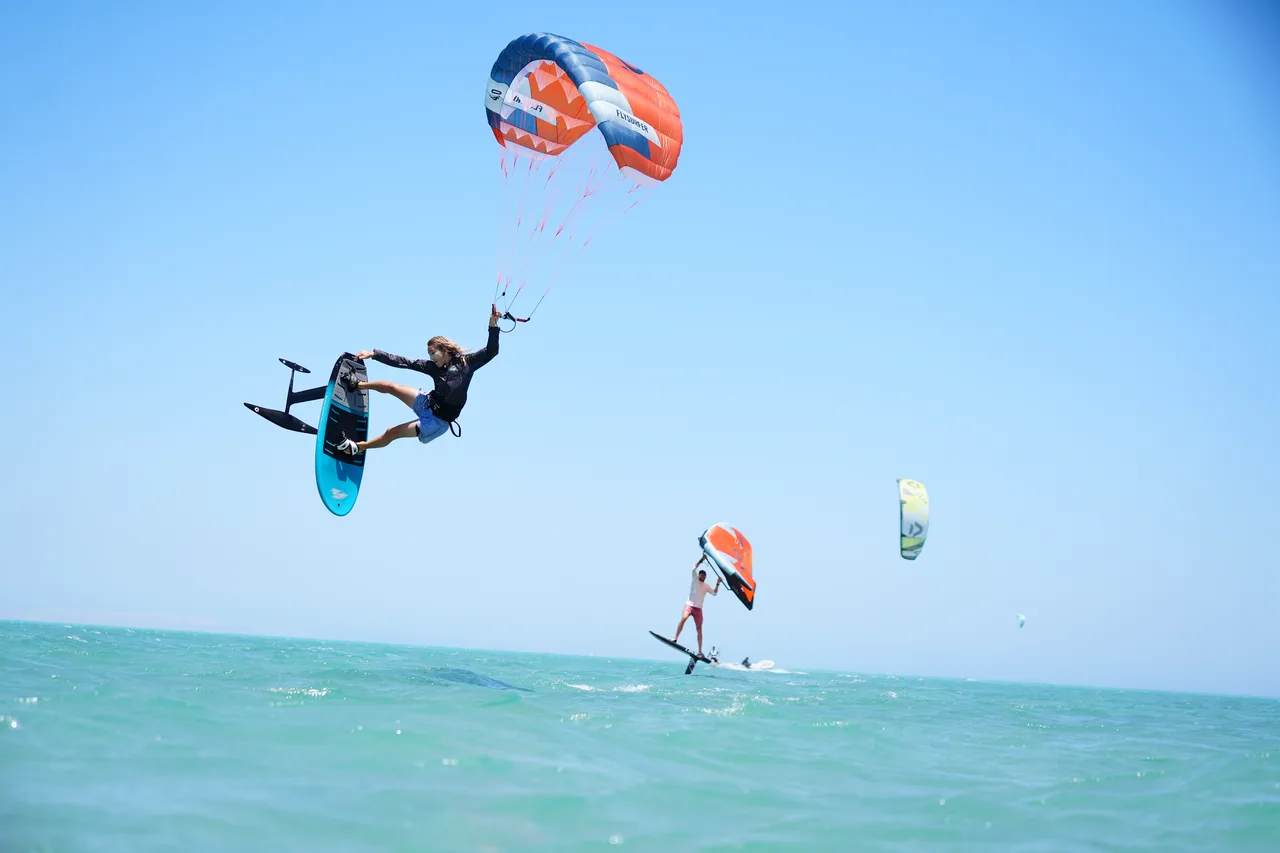 Samostatný kiter jede uvolněnou freeride stopu na laguně v El Gouně