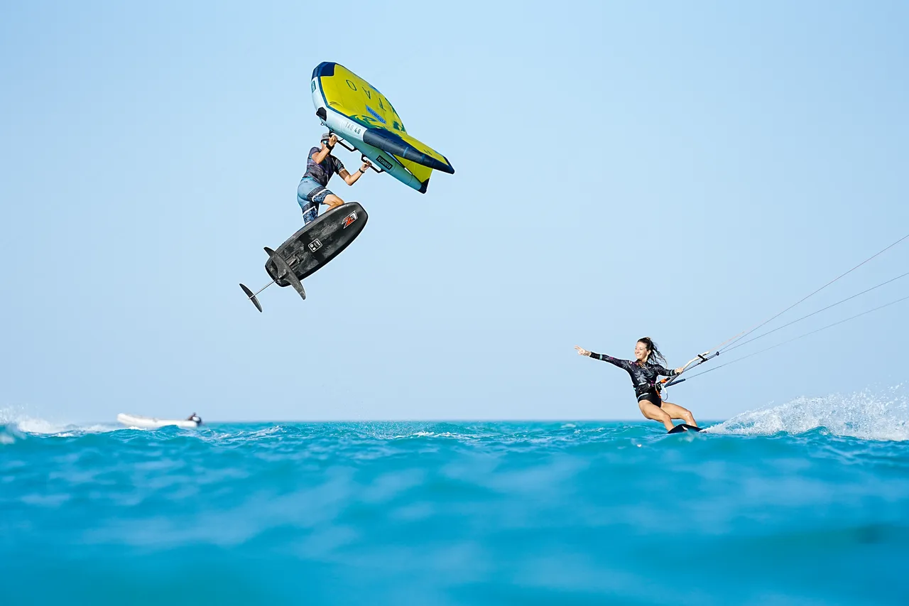 Kitesurfer vysoko nad rovnou vodou
