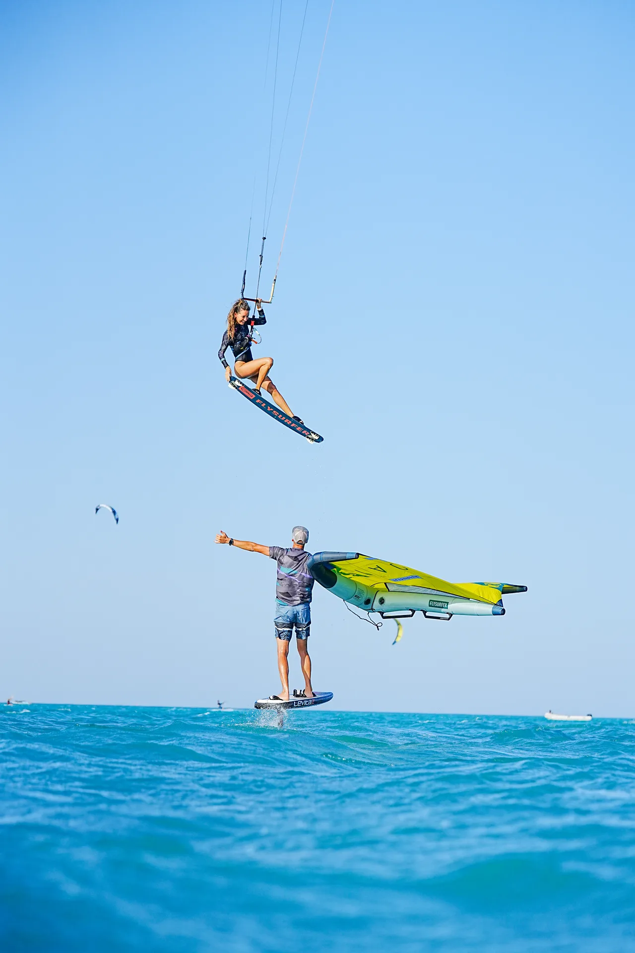 Kiter při nabušeném freestyle triku nad lagunou s rovnou vodou v El Gouně