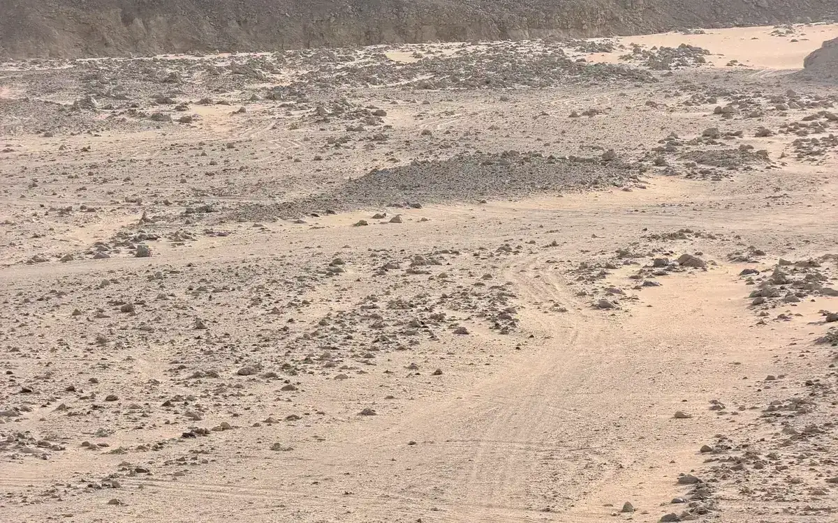 Pobřežní silnice pouští z mezinárodního letiště Hurghada (HRG) do El Gouny