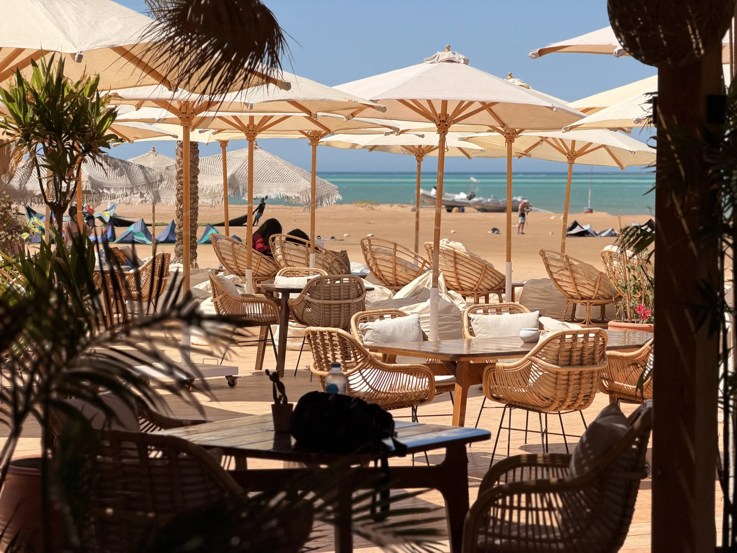 Terasa beach clubu SALT se slunečníky s výhledem na lagunu v El Gouně