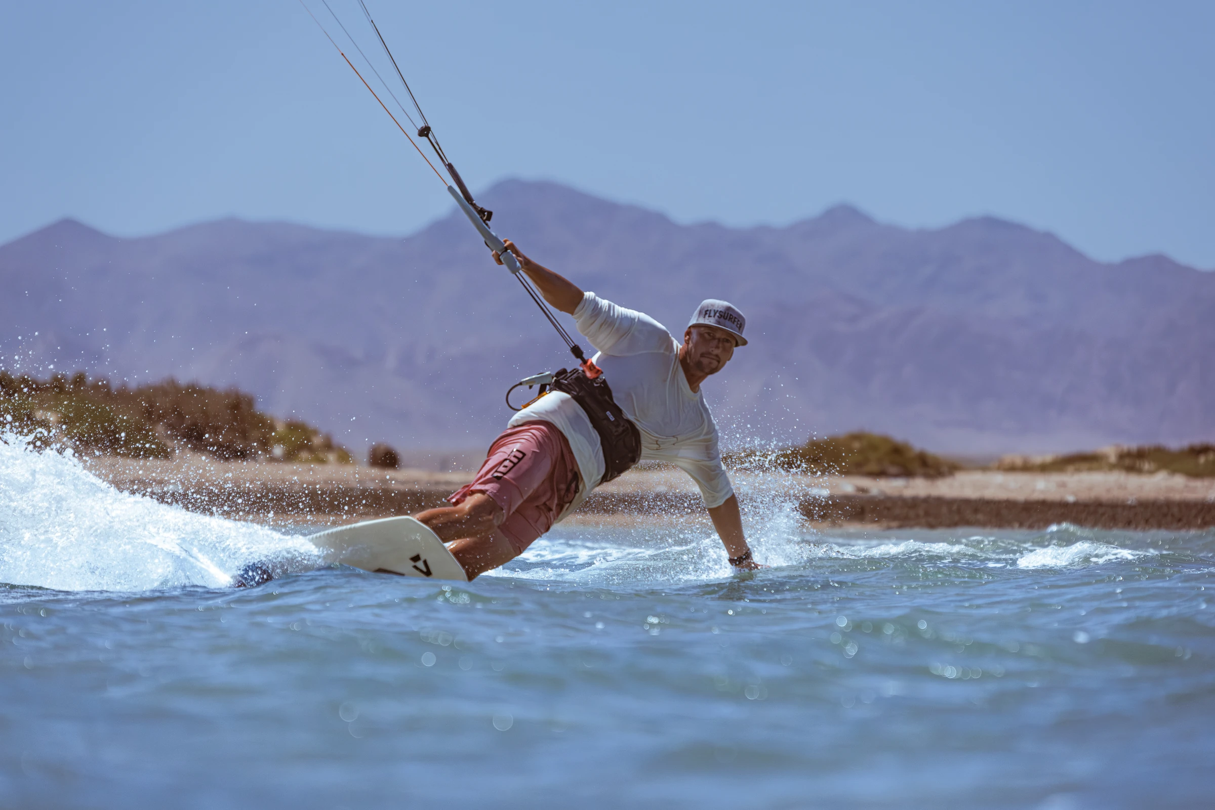 Strapless kitesurfing — toeside carving v mělké výukové části laguny s rovnou vodou v El Gouně