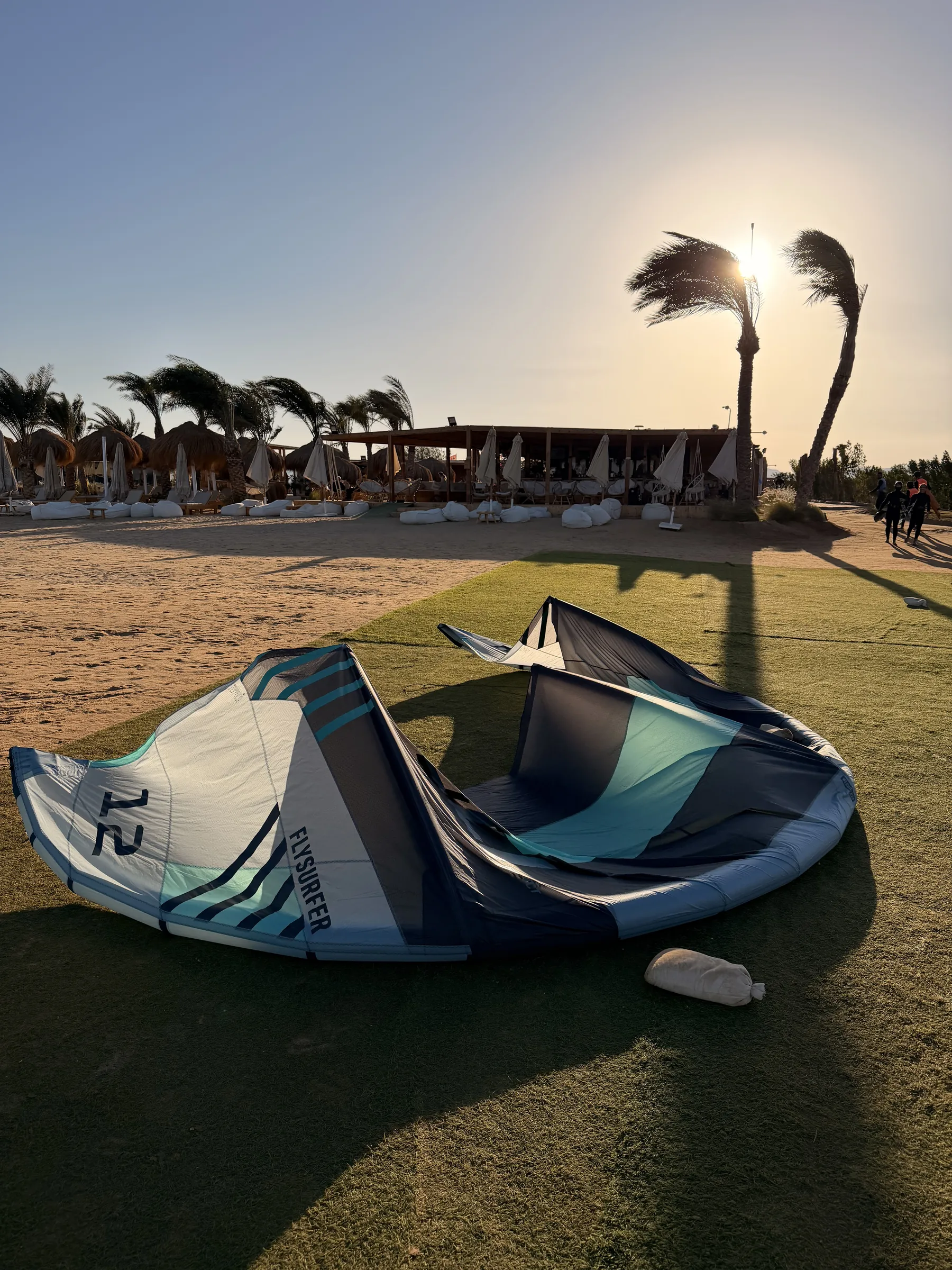 Kitesurfer řeže toeside po tyrkysové laguně s rovnou vodou v El Gouně