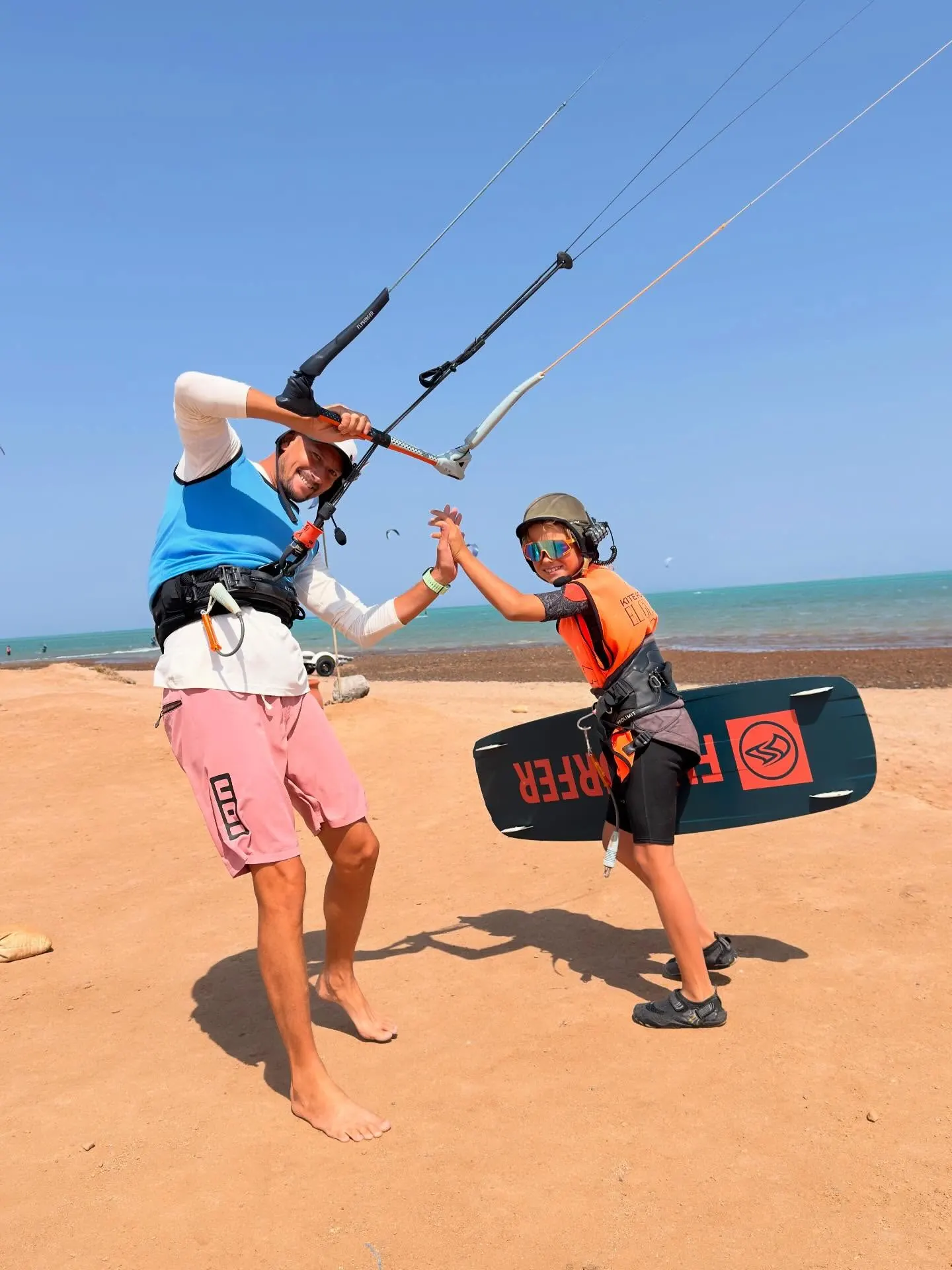 Instruktor Kitepower si po lekci plácá s dětmi na pláži