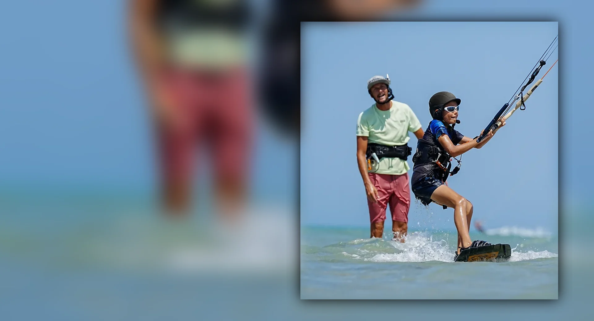 Dítě jede na kiteboardu v laguně El Gouny a instruktor je hned vedle něj