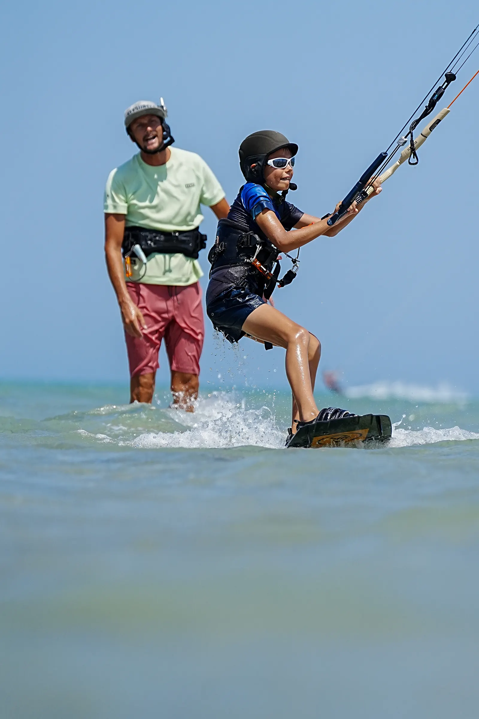 Mladý kitesurfer jede s instruktorem nablízku v El Gouně