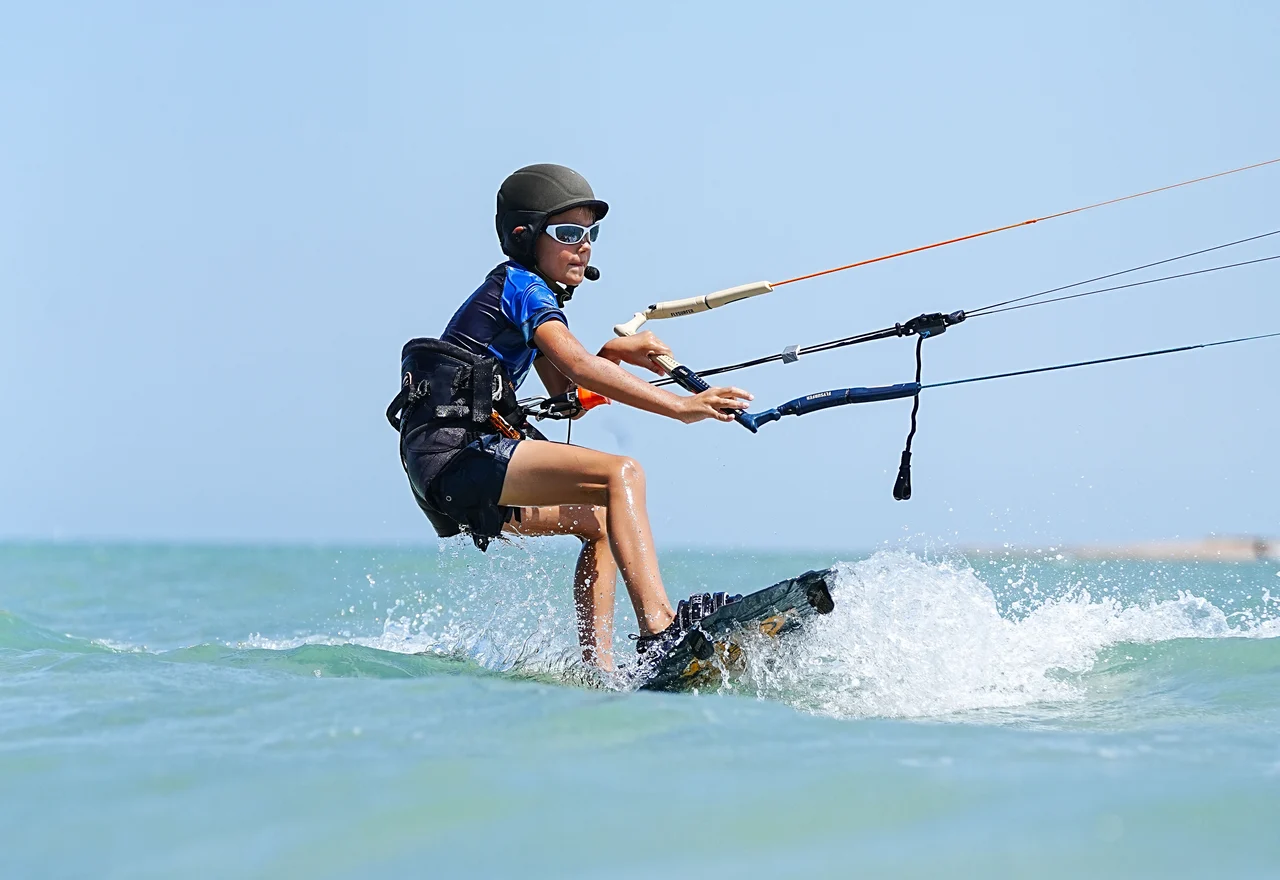 Mladý student trénuje na kiteboardu v dětské velikosti v El Gouně