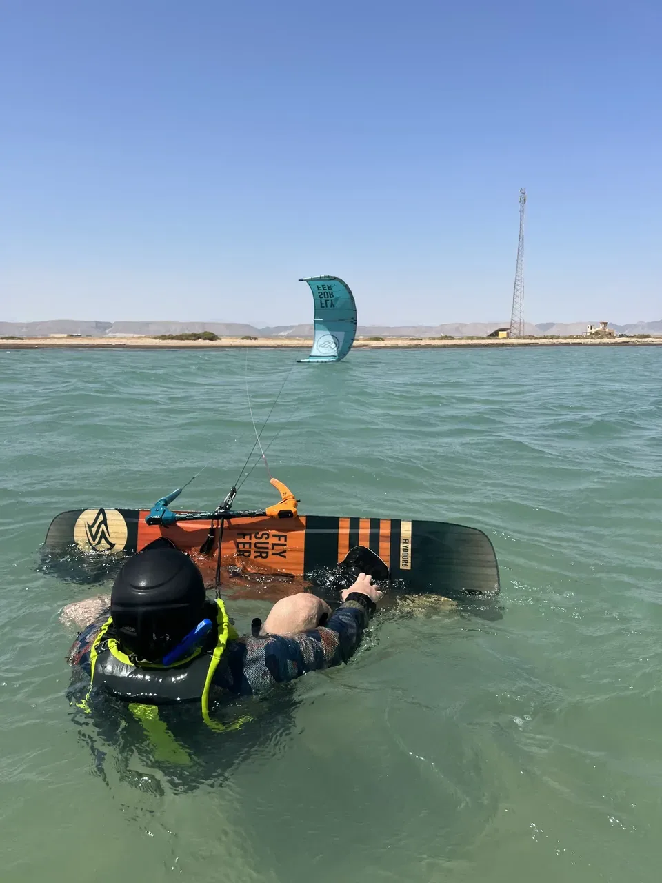 Malý student se učí kitesurfing v mělké laguně El Gouny