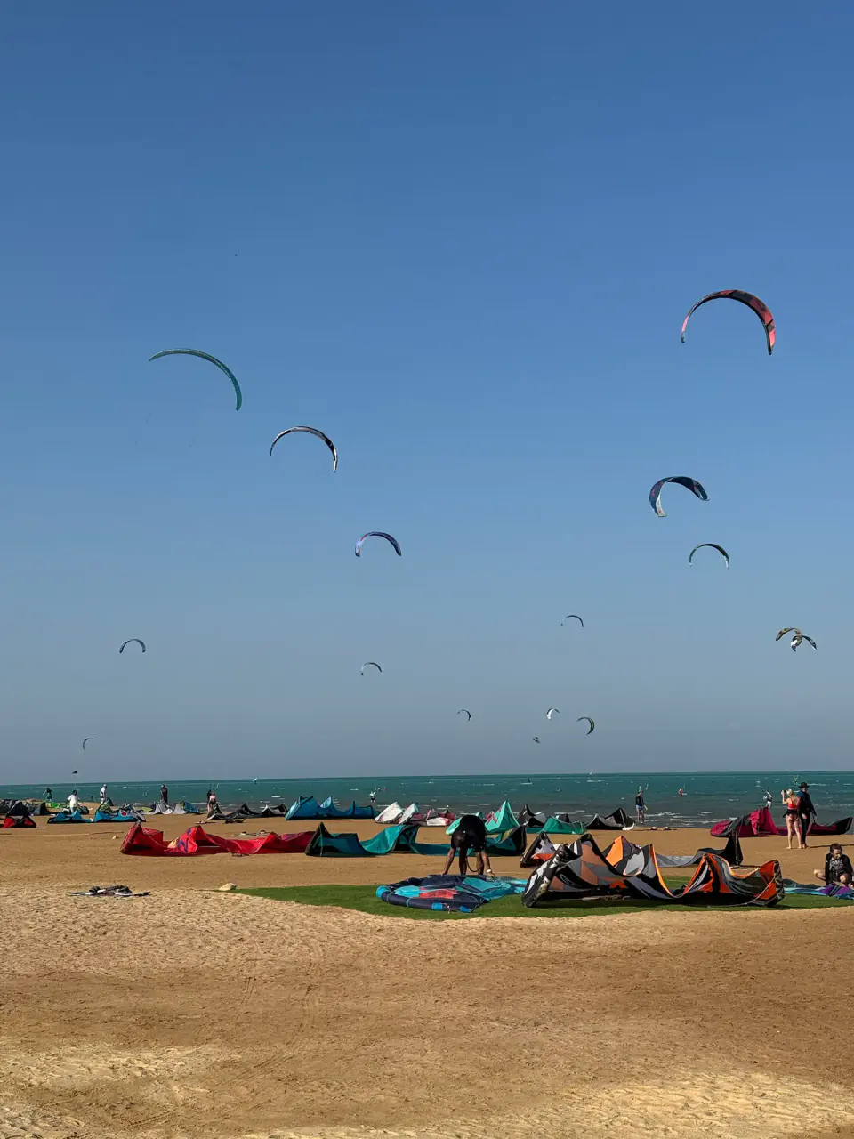 Kity nad pláží Kitepower a lagunou v El Gouně