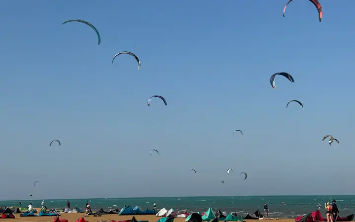 Kity vyrovnané na pláži ve větru na spotu Kitepower v El Gouně