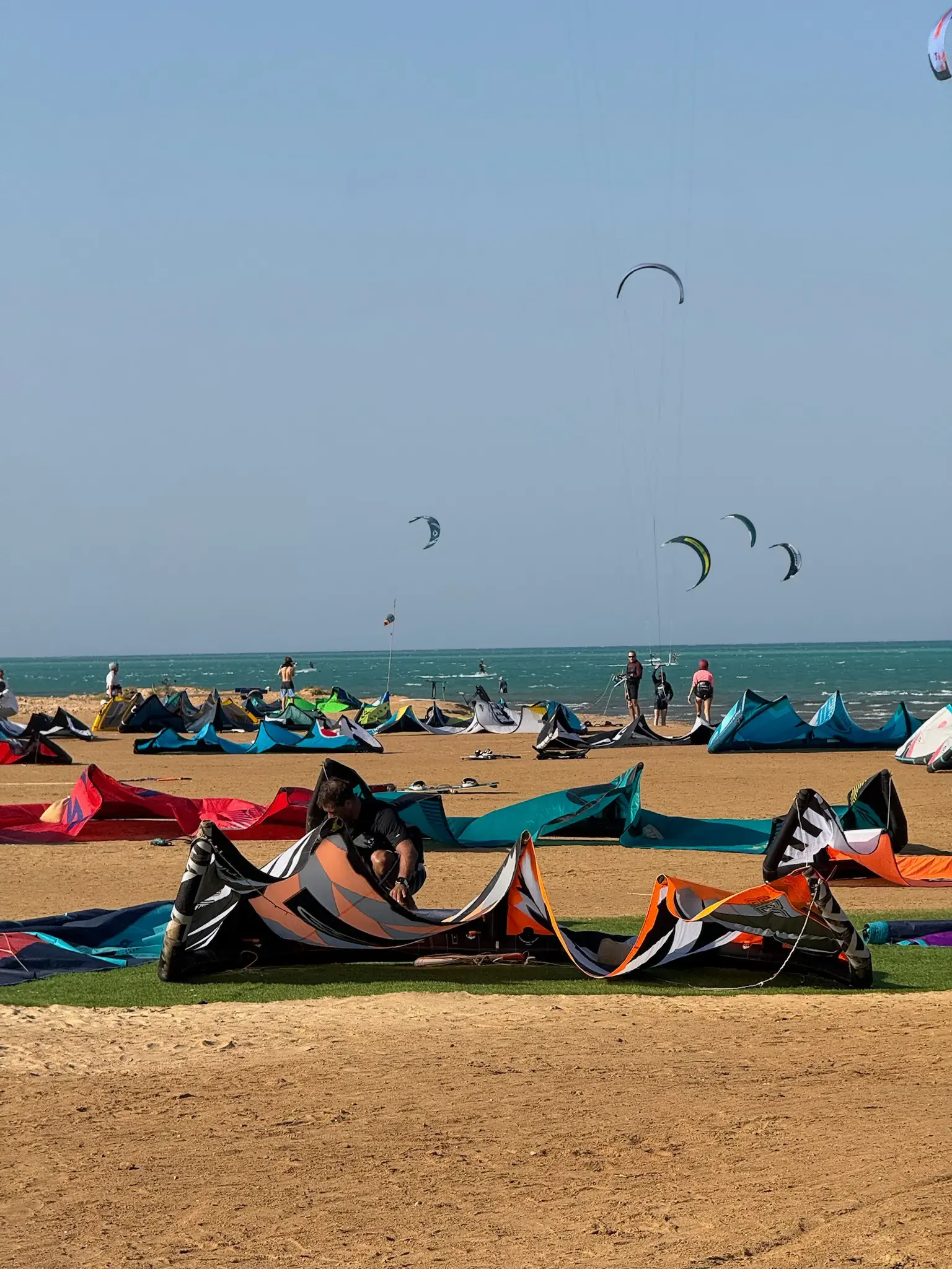 Kity připravené na pláži Kitepower u laguny v El Gouně