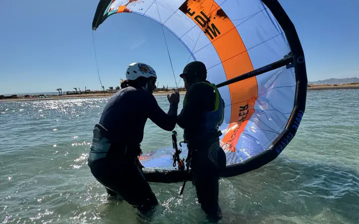Tyrkysová mělká část laguny u Kitepower El Gouna