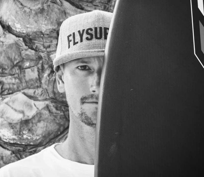 Lukáš, IKO Level 3 Coach, při koučinku kiteboardingu na domácím spotu v El Gouně