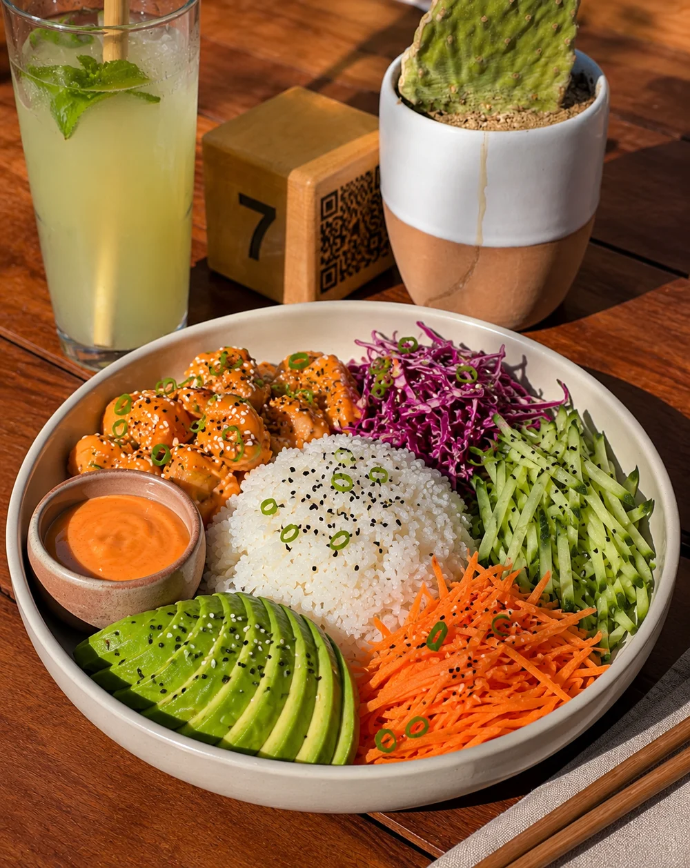Poke bowl s lososem, sushi rýží, avokádem, mrkví a okurkou v SALT, plážové restauraci Kitepower v El Gouně