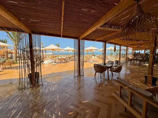 Terasa restaurace SALT v beach clubu s výhledem na lagunu v El Gouně