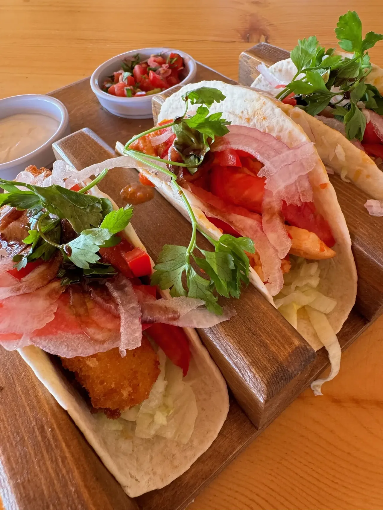 Trio tacos s hovězím, kuřetem a krevetami v SALT, plážové restauraci Kitepower