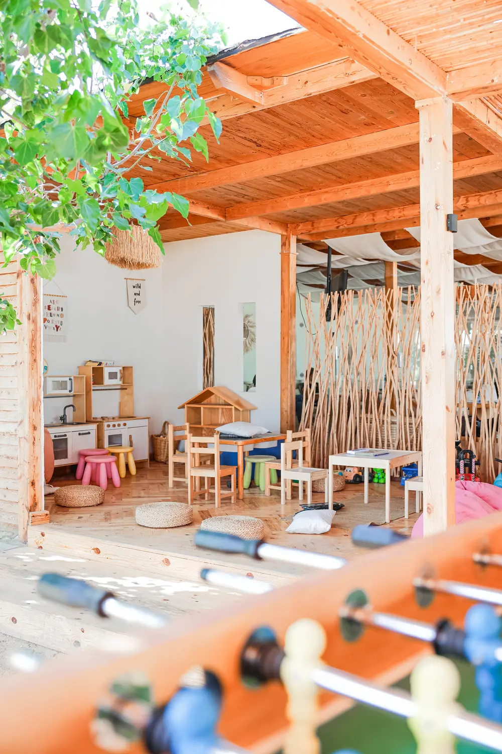 Vnitřní herna pro nejmenší v rodinném beach clubu SALT v El Gouně — malé stolky, hračky a hry ve stínu