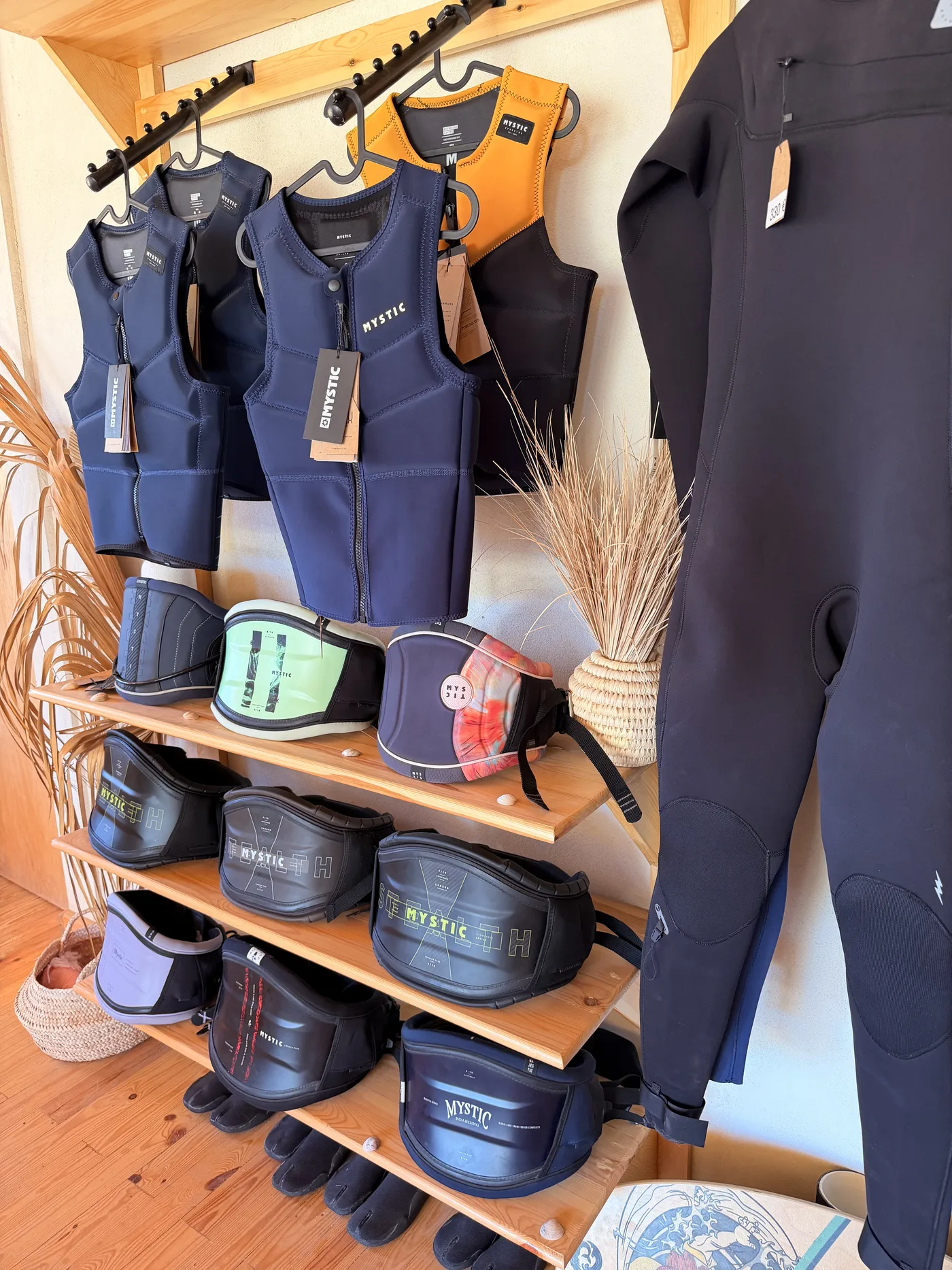 Boardshortky, trapézy a doplňky na regálech obchodu Kitepower v El Gouně