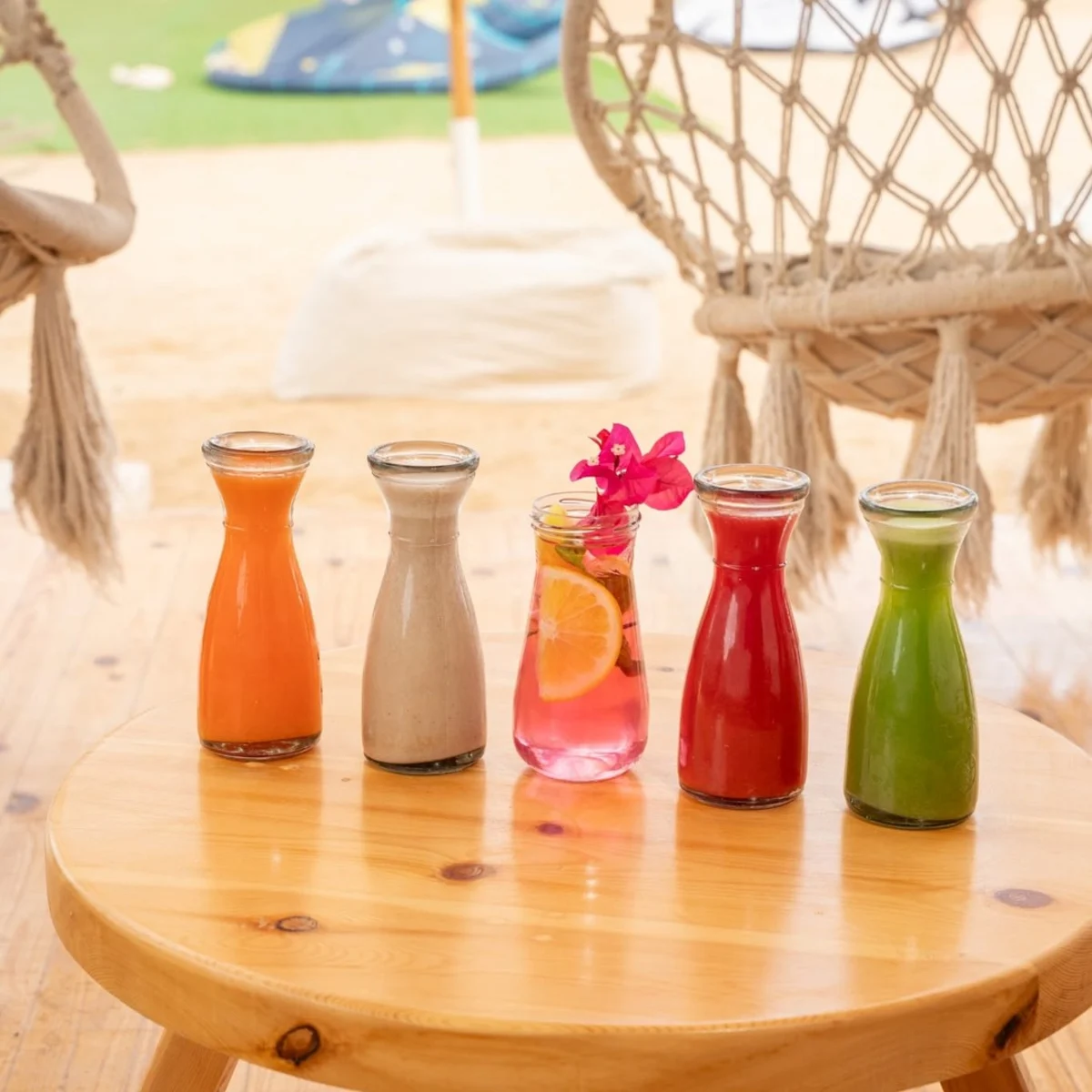 Čerstvé šťávy a smoothies vyrovnané na stole smoothie baru SALT u kite laguny v El Gouně