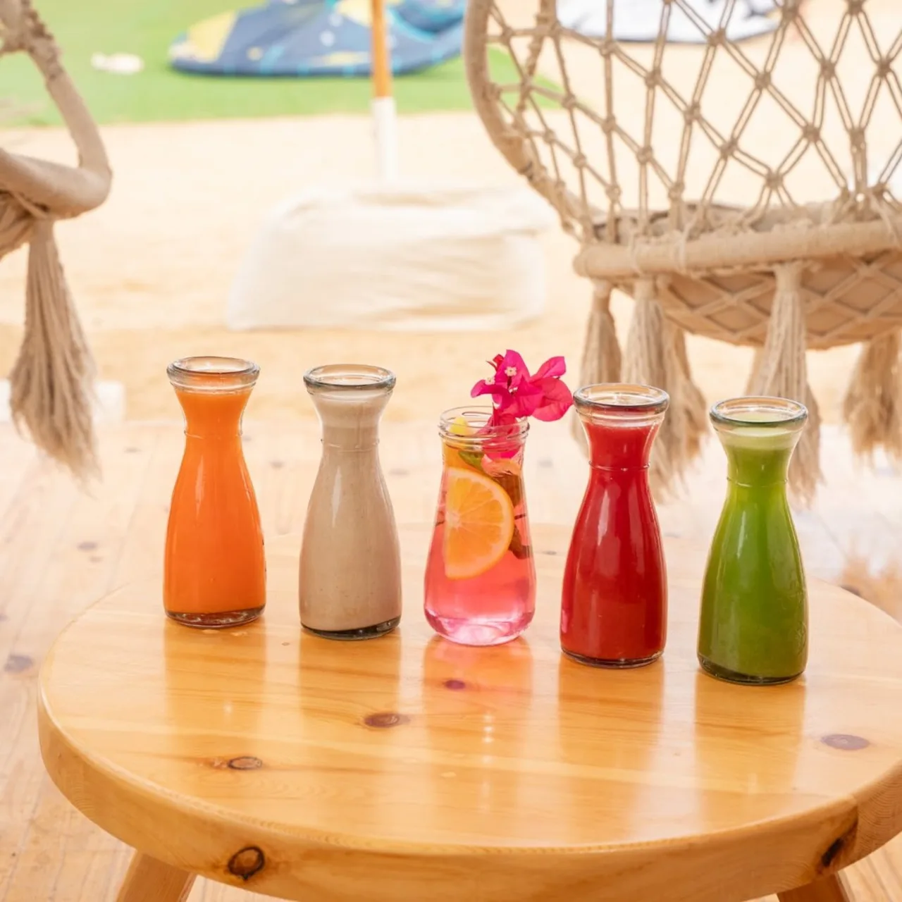 Čerstvě mixovaná smoothies na plážovém baru Kitepower na laguně v El Gouně