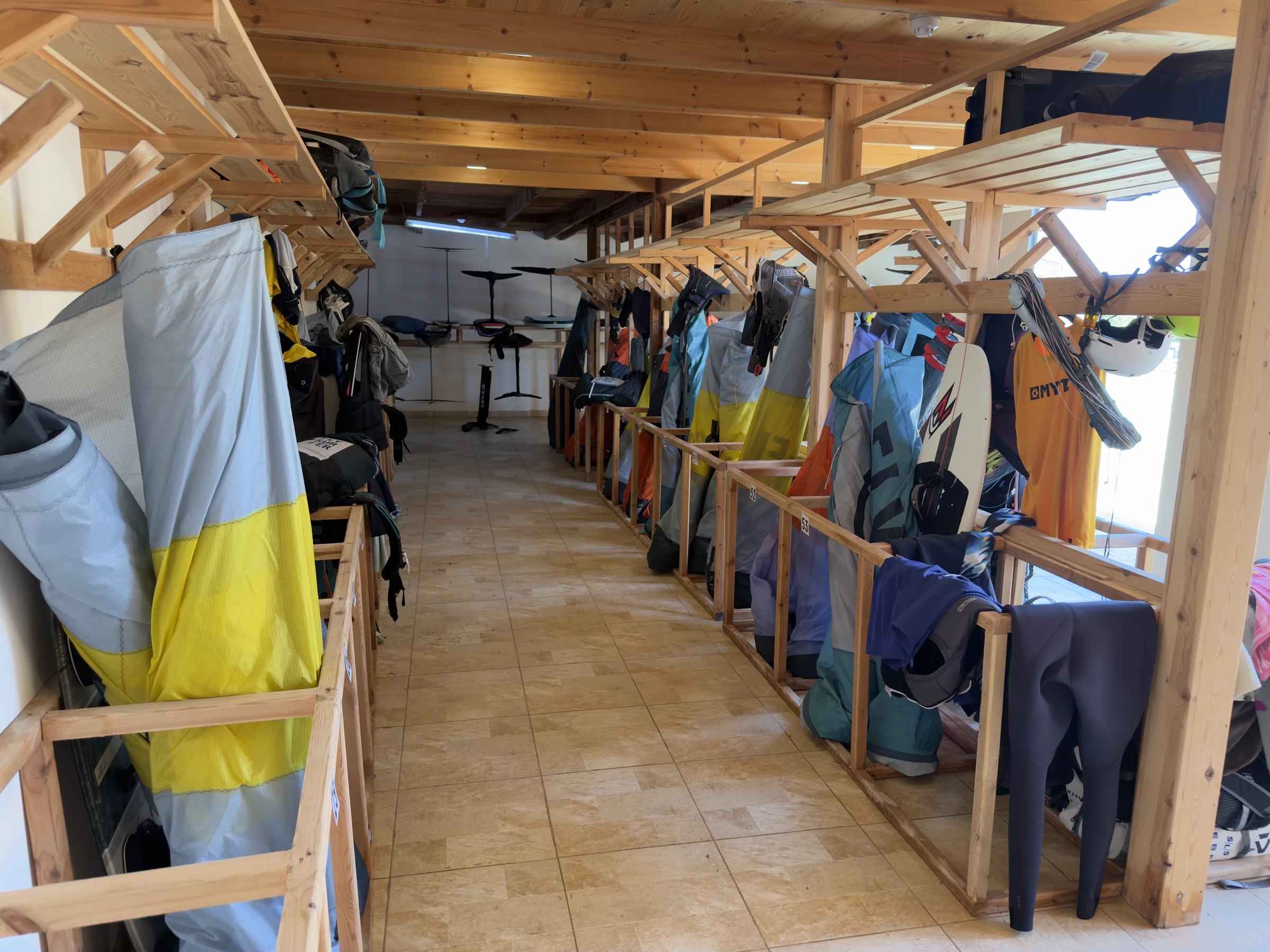 Kite vybavení uskladněné na základně Kitepower El Gouna, pár kroků od laguny