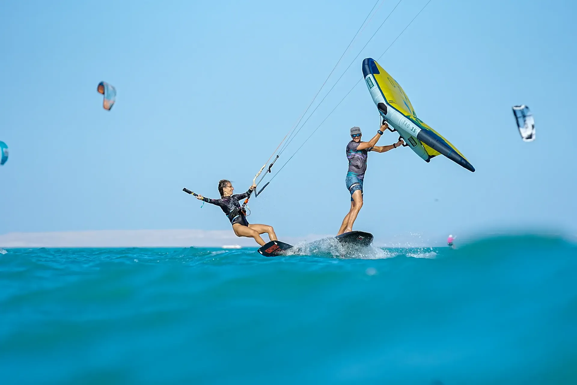 Wingfoiling nad lagunou v El Gouně v Egyptě