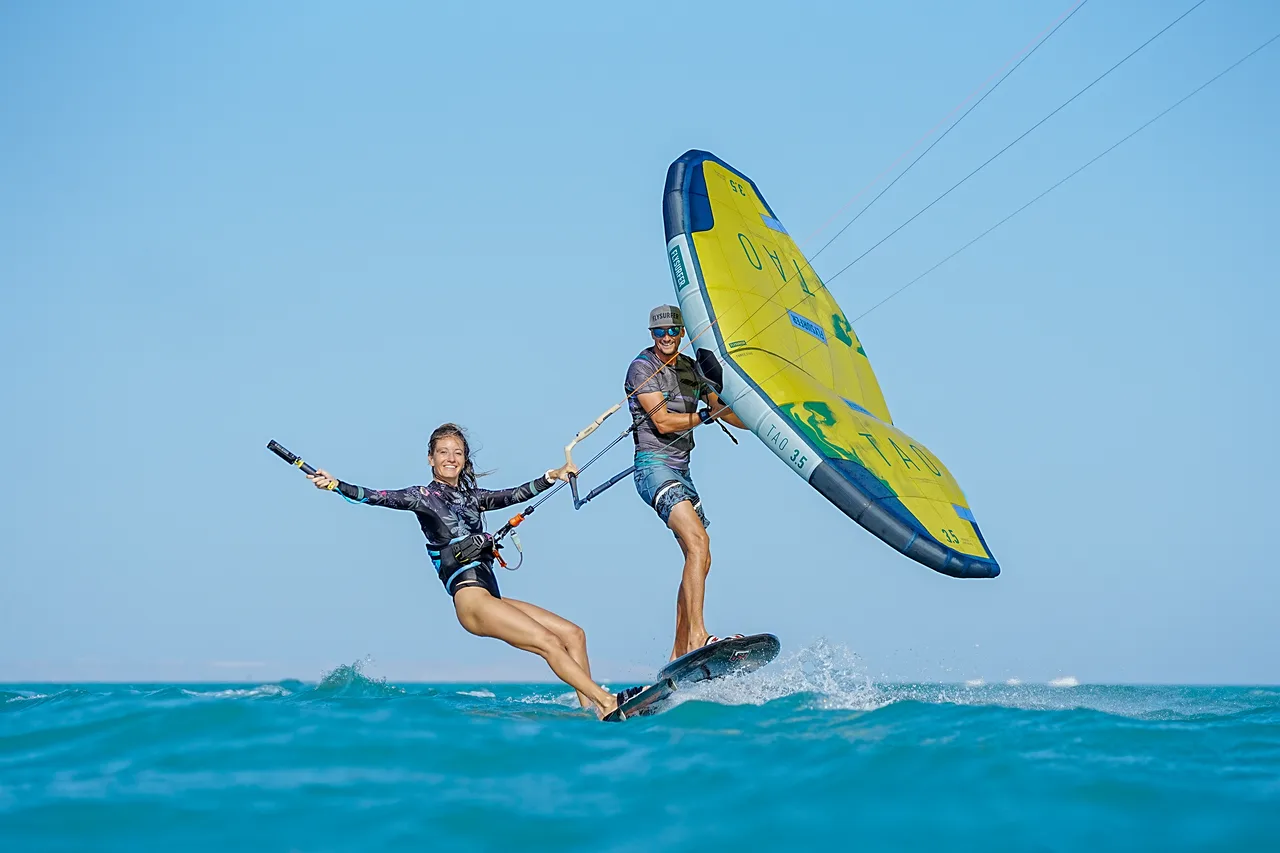 Kiter přidává wingfoiling — kitesurfer a wingfoiler jedou spolu po laguně v El Gouně