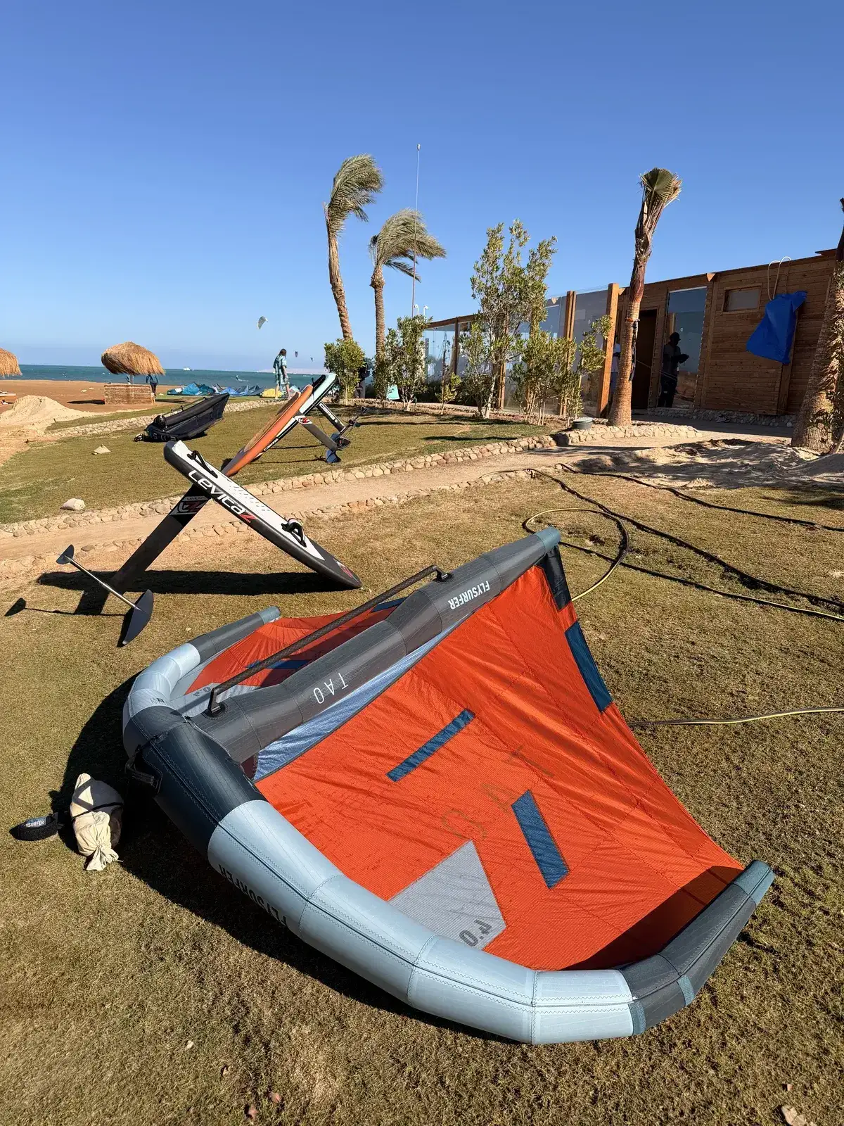 Wing Flysurfer a foilové prkno Levitaz připravené na trávě v Kitepower El Gouna