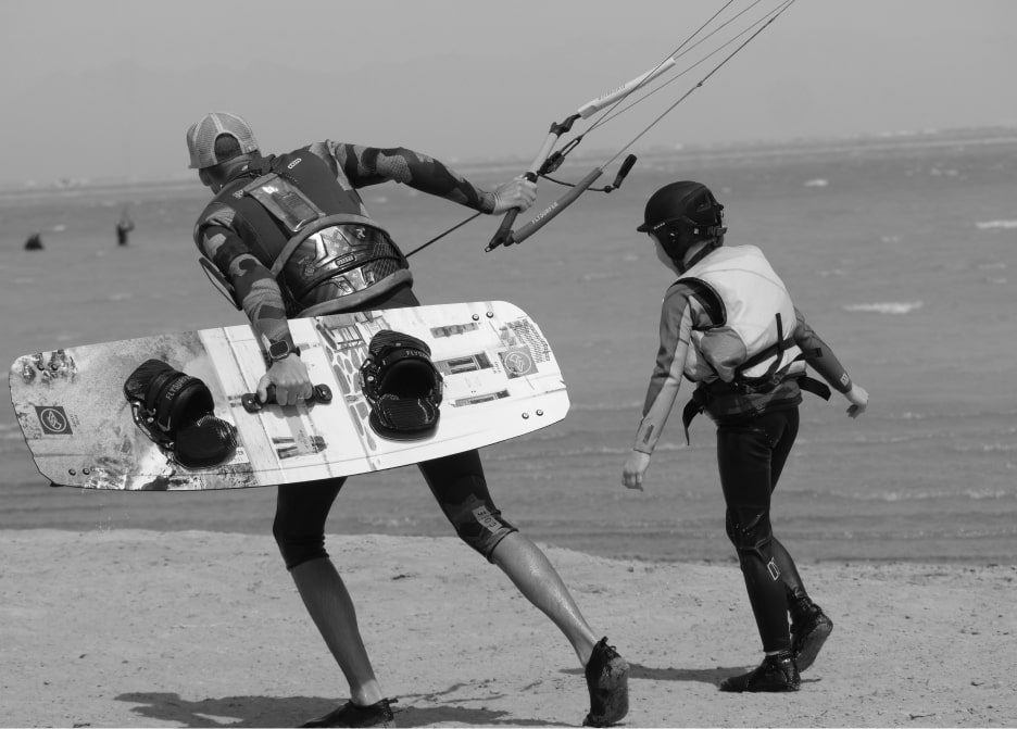 IKO certifikovaní instruktoři Kitepower El Gouna při výuce kitesurfingu v laguně